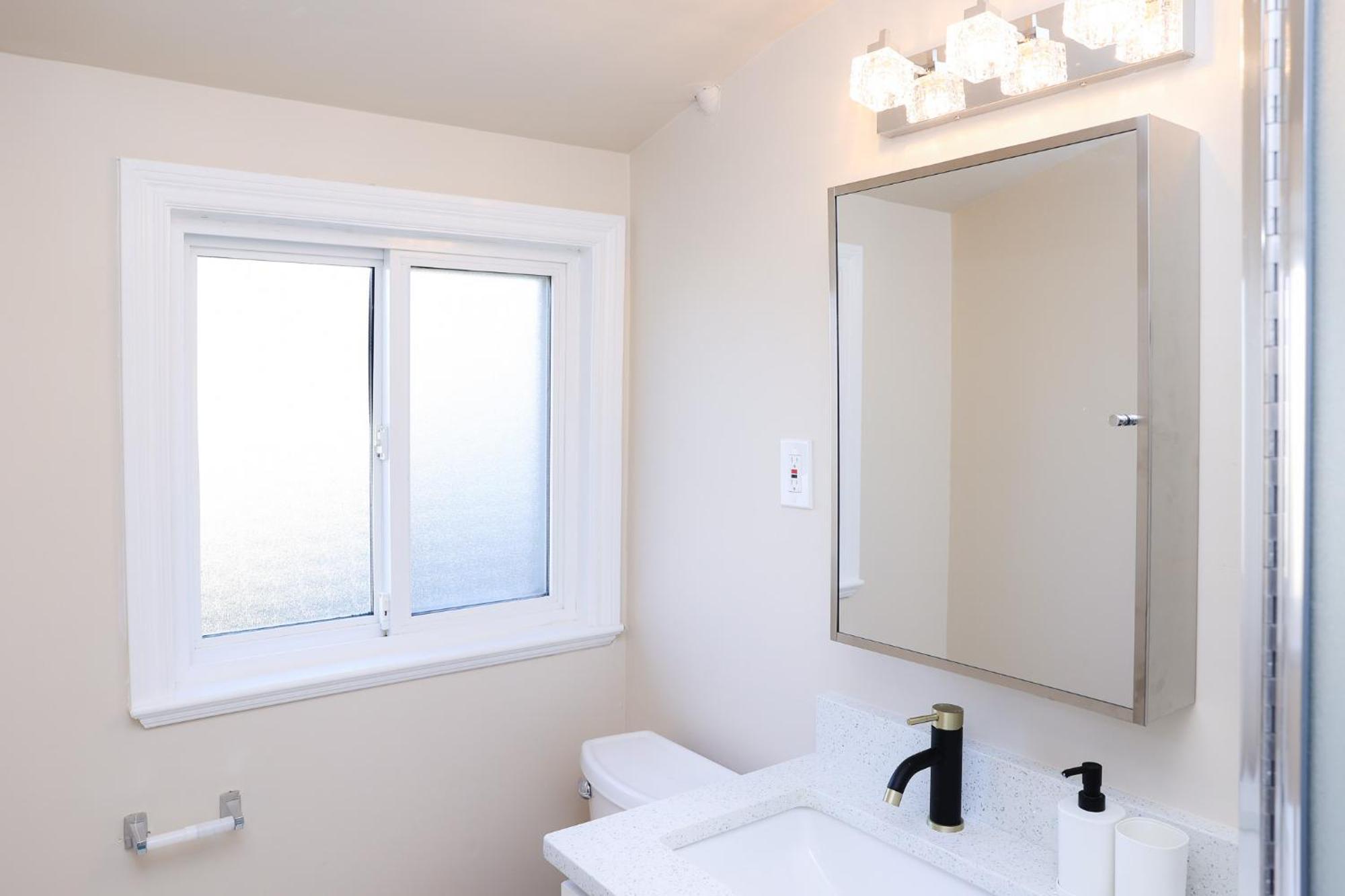 Spacious Two Bedrooms With Two Bathrooms Central Richmond 15Min To Yvr Airport Exterior foto